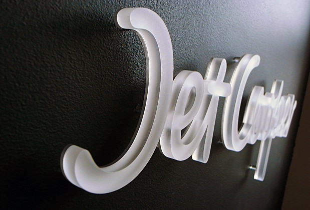 Pastelicemetallic wall office design sign